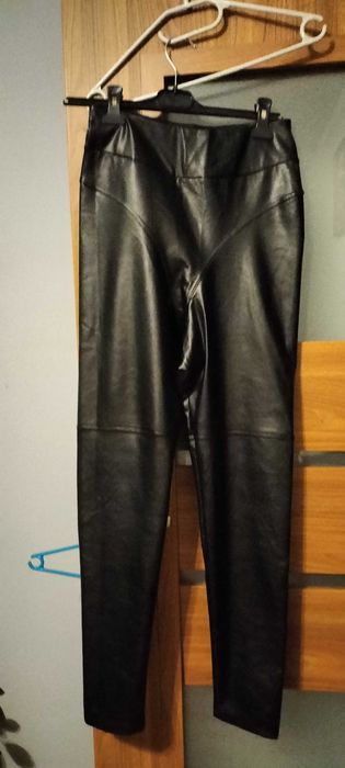 Czarne spodnie skórkowe