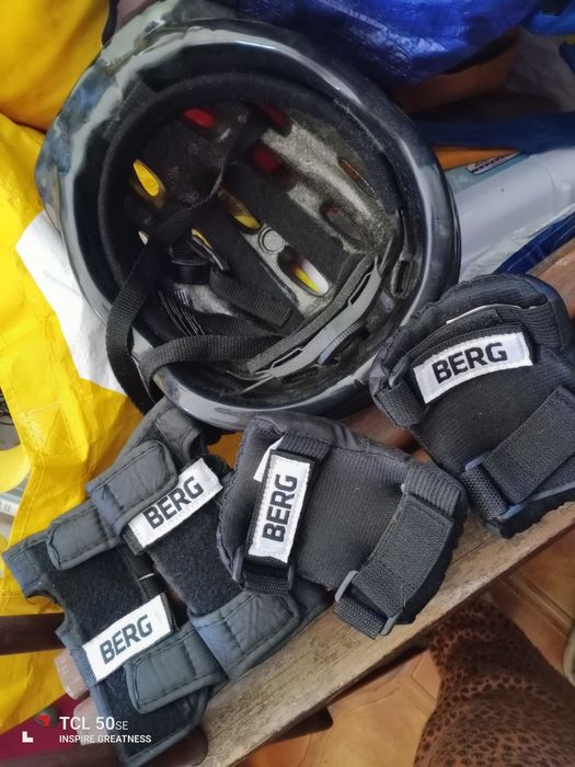 Conjunto de menina capacete mais proteções em bom estado.