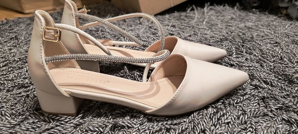 Śliczne beżowe buty r. 38