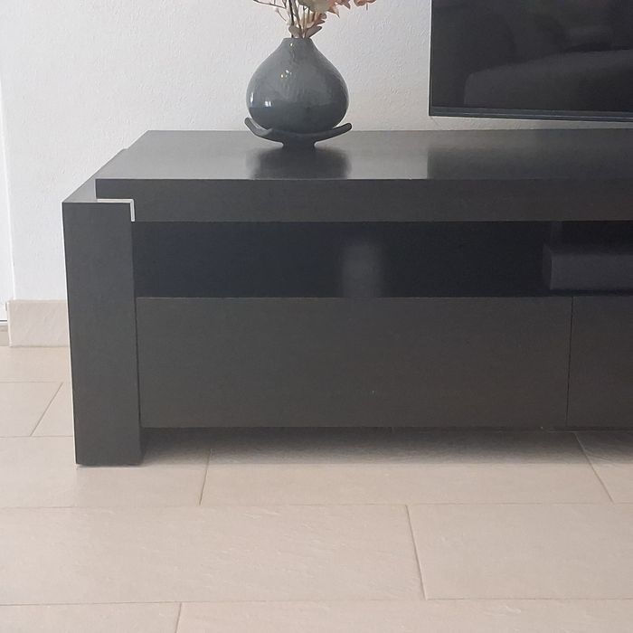 Móvel preto para TV