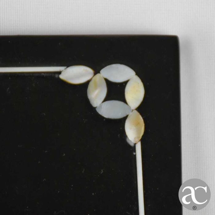 Painel chinês em madeira lacada com embutidos em madrepérola