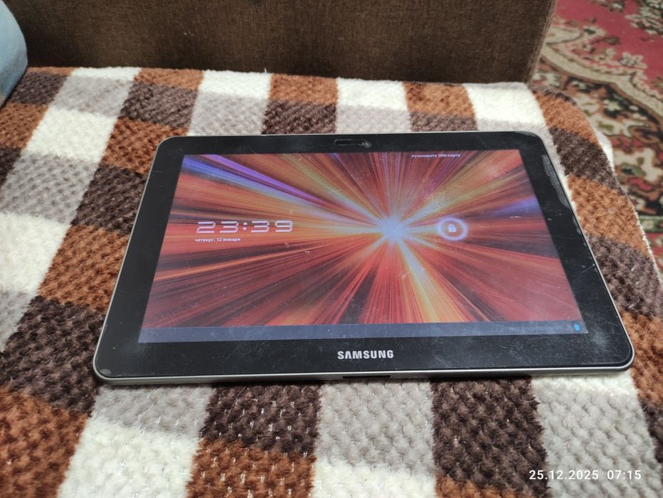 Планшет Samsung GT-P7500 в робочому стані.