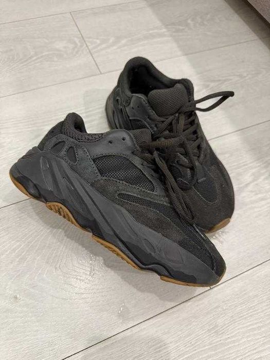 Оригінальні кросівки adidas yeezy boost 700 utility black