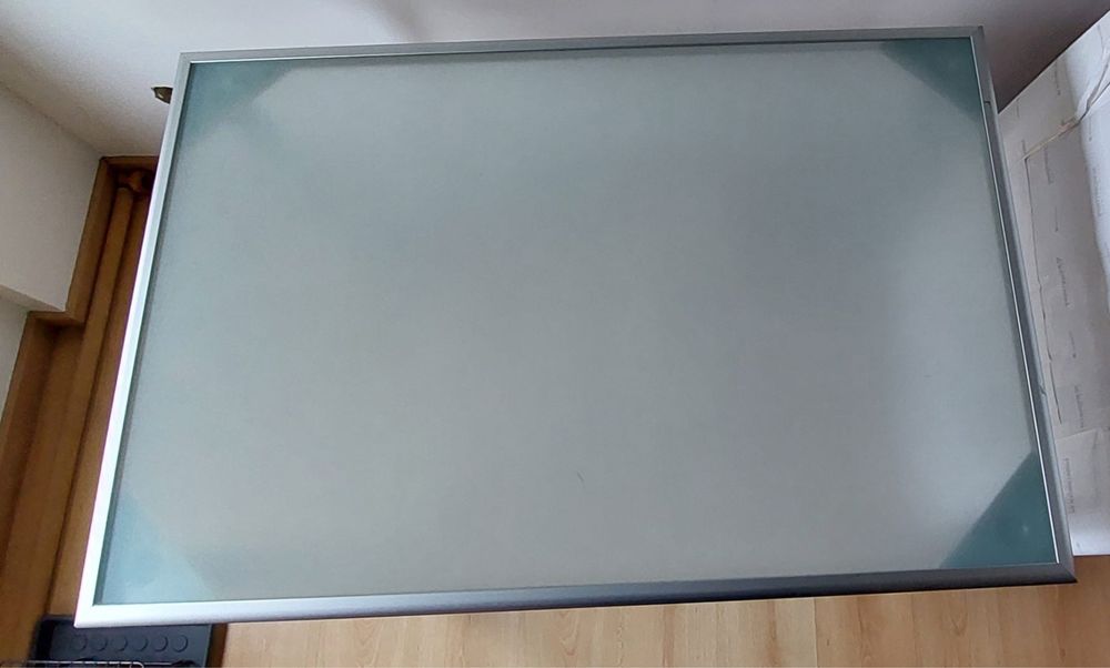 Mesa para quarto ou escritório em perfeito estado.