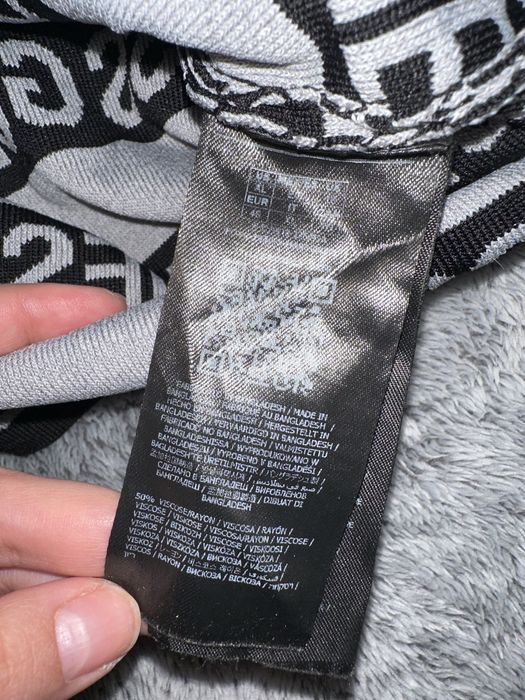 Czarny sweter guess
