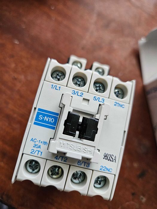 Stycznik Mitsubishi S-N10 230V ze stykami pomocniczymi UN-AX4 20A
