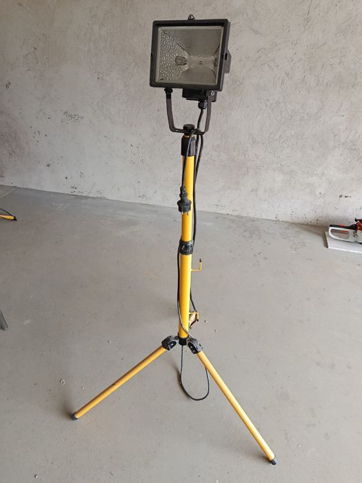 Lampa halogenowa na statywie