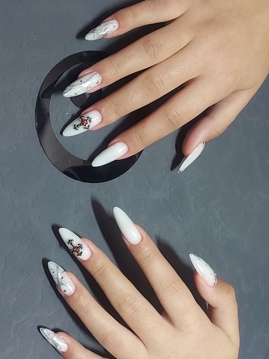 Маникюр и педикюр