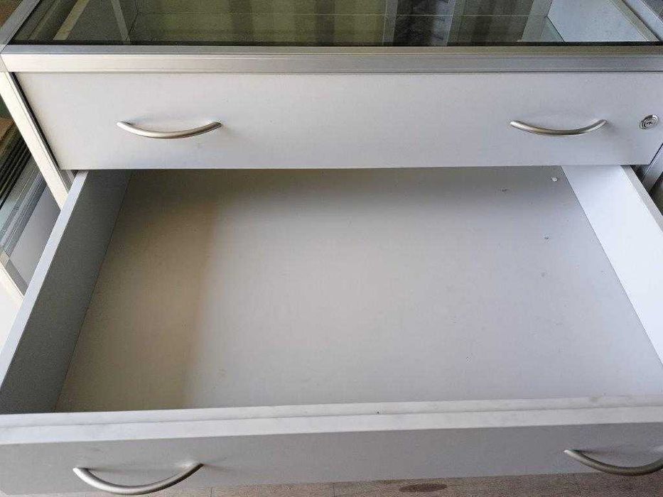 Meble sklepowe:  lady przeszklone z szufladami.