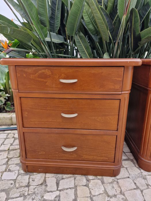 Duas mesas de cabeceira / pequenas cómodas / cómodas camiseiro