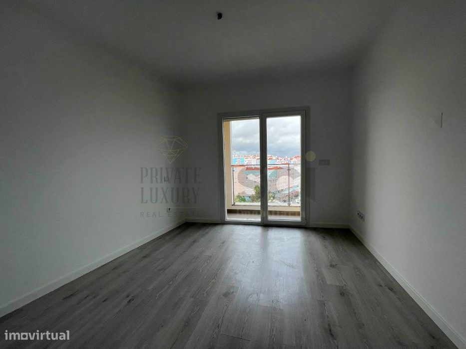 Apartamento T3 Quinta da Fábrica Parqueamento e Varandas