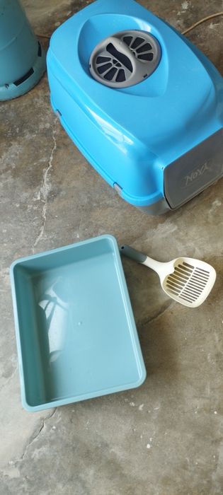 2 caixas de areia para gatos