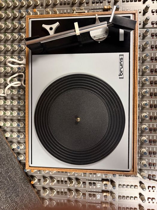 Gramofon Bruns Solid 623