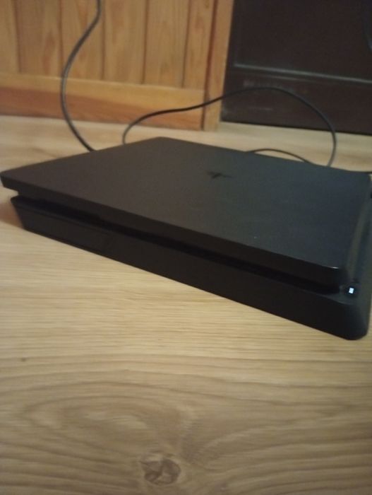 Ps4 slim em bom estado com 3 jogos