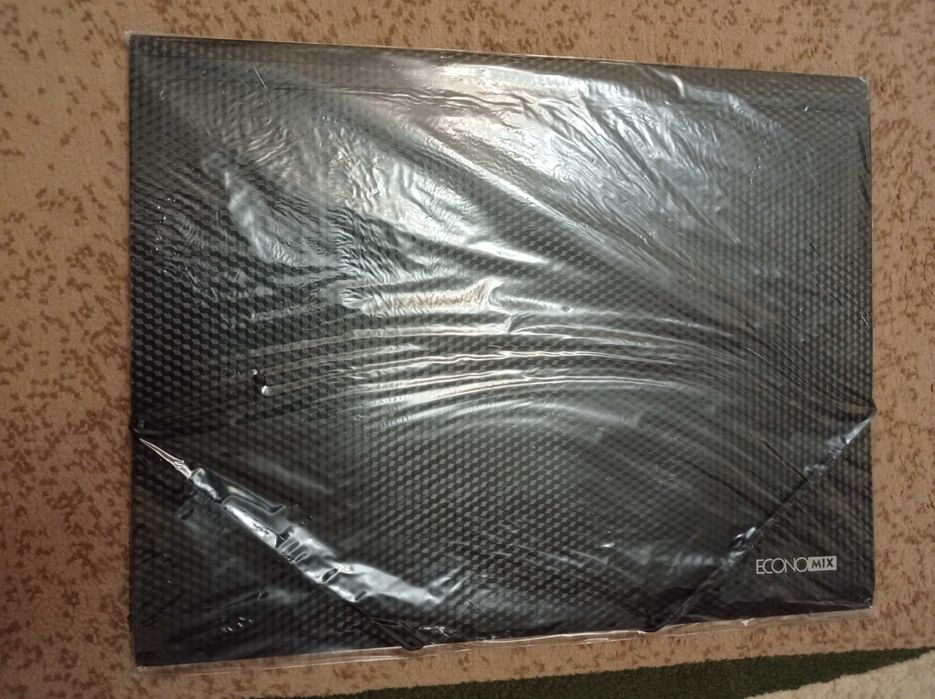 Продам 6 для паперів, 30 білих, 28 кольорових та папку на резинках