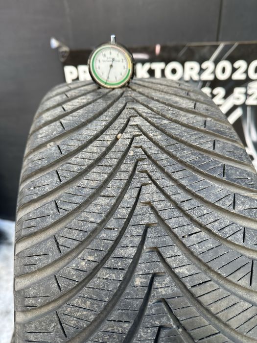 235/45 R17 Kumho Solus 22г комплект всесезонных шин.