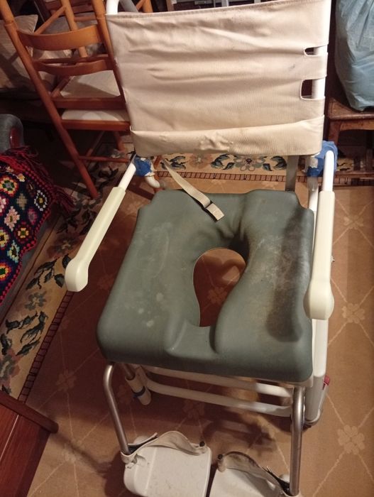 Cadeira de banho para pessoas com mobilidade reduzida