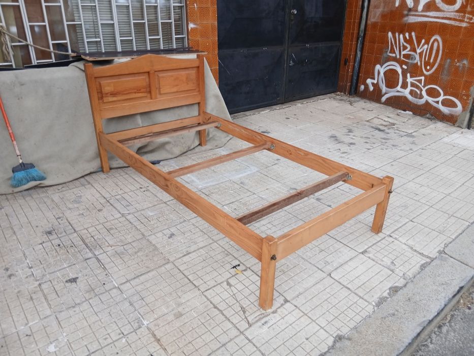 Cama solteiro pinho com mesinha e colchão