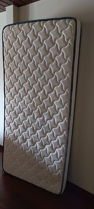 Colchão solteiro usado.