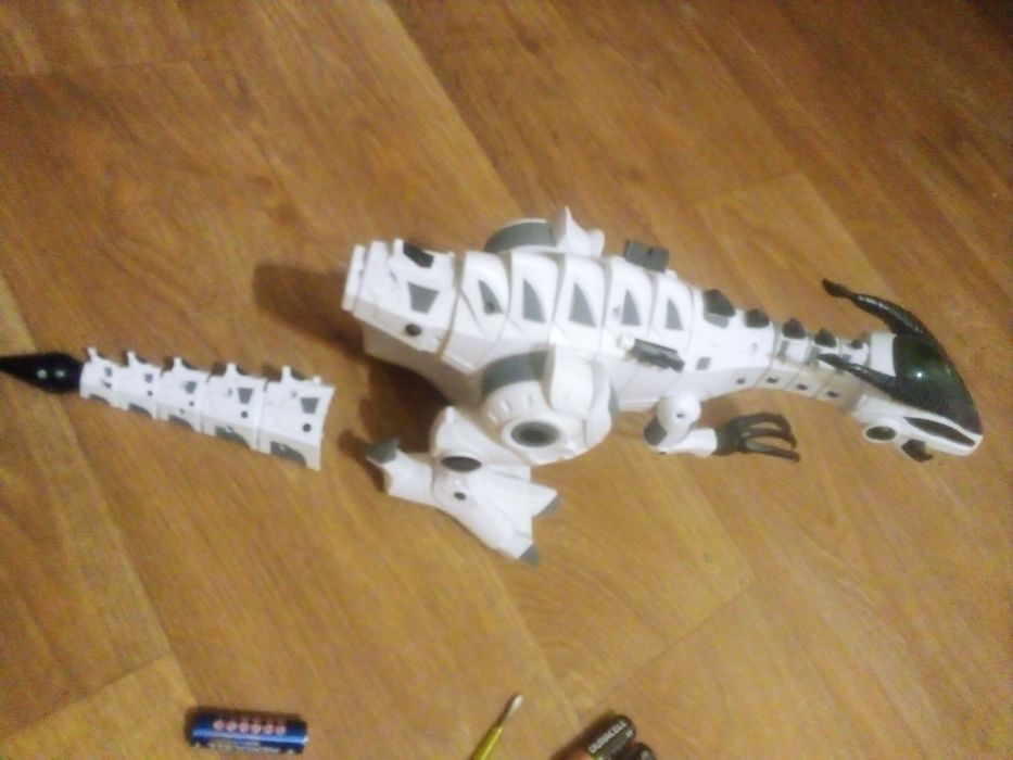 Динозавр робот  .