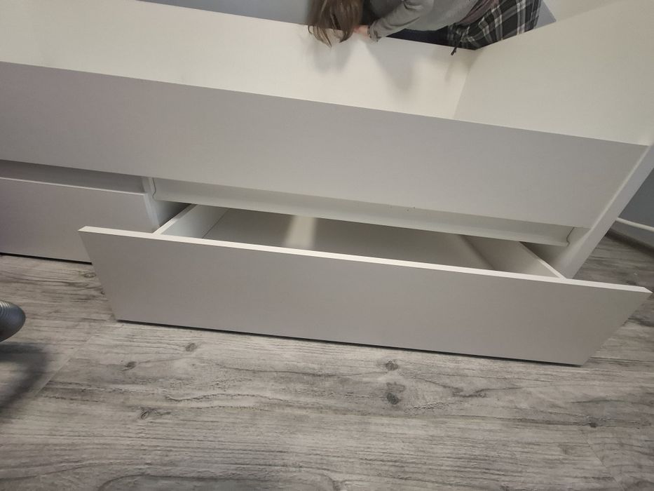 Białe łóżko z szufladami