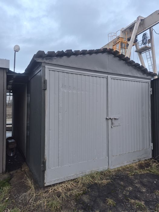 Garaż z płyty warstwowej, barak, schowek, pakamera.