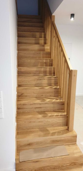 Nowoczesne schody drewniane producent na beton samonośne