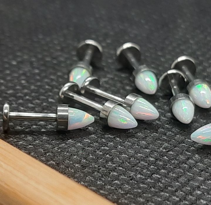 Титанові лабрети в асортименті