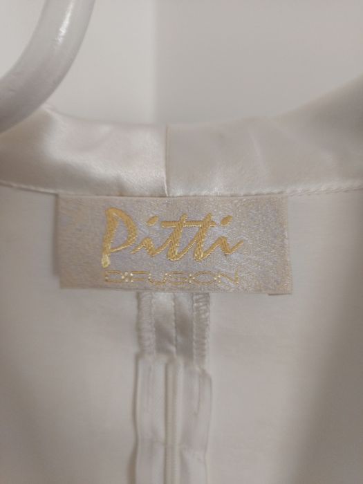 Elegante blusa acetinada, cerimónia-Pitti Difusion.