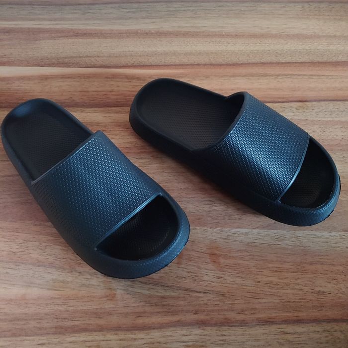 Czarne klapki damskie.