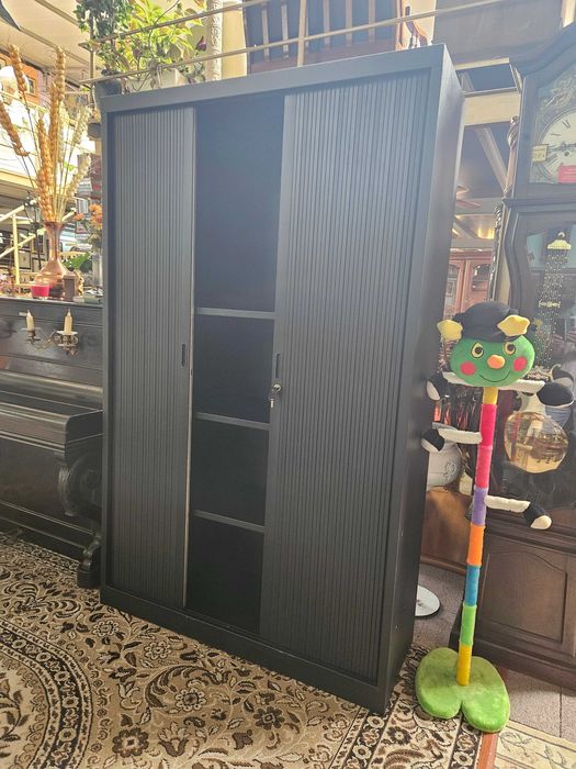 Grande armário em metal com portas de correr e chave - óptimo estado geral