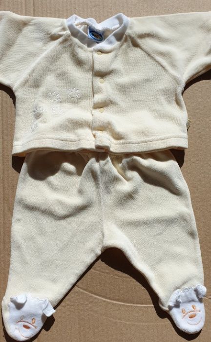 Conjunto recém-nascido em bom estado