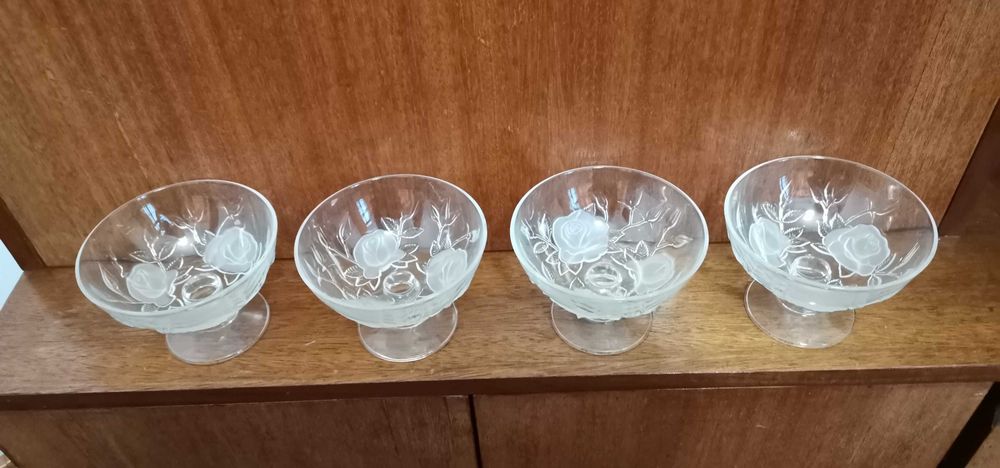 Taças de sobremesa com pé