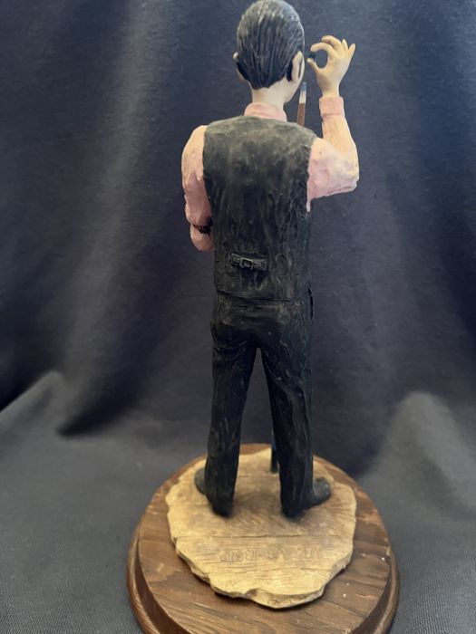 Porcelanowa figurka sygnowana