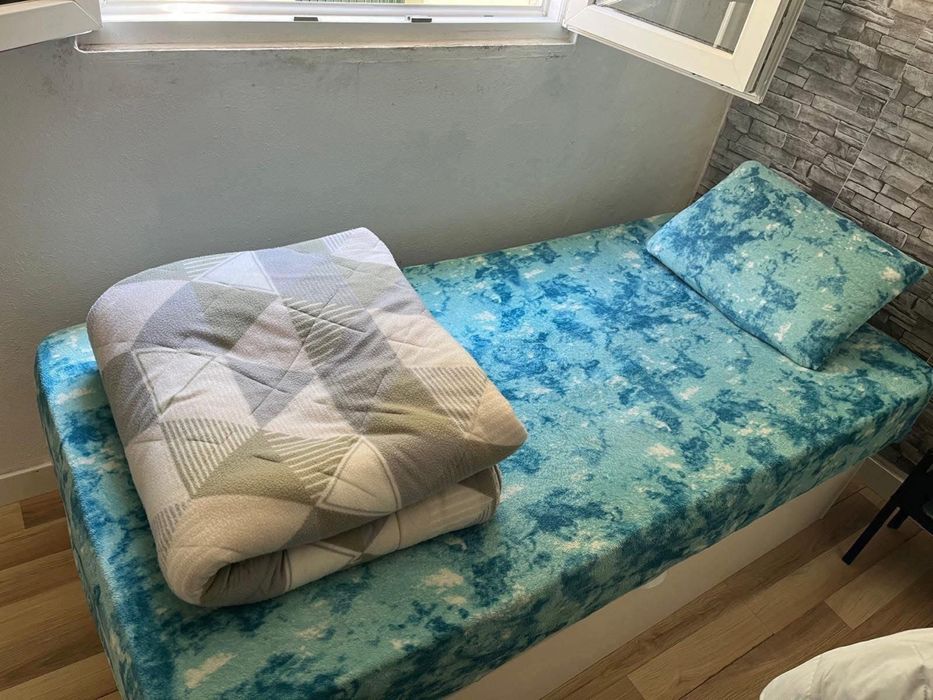 Vende-se Cama de Solteiro com Colchão e Baú