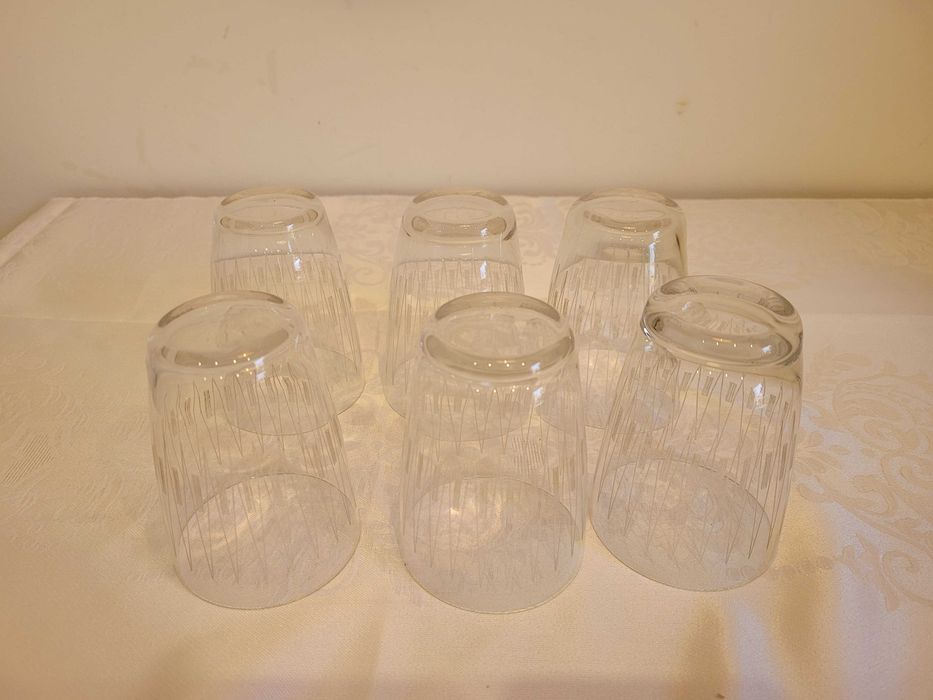Komplet 6 grawerowanych szklanek w  koszyczkach, relikt PRL