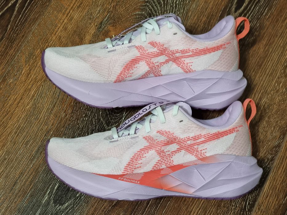 Оригінал 100% жіночі кросівки asics novablast 5   eur 38