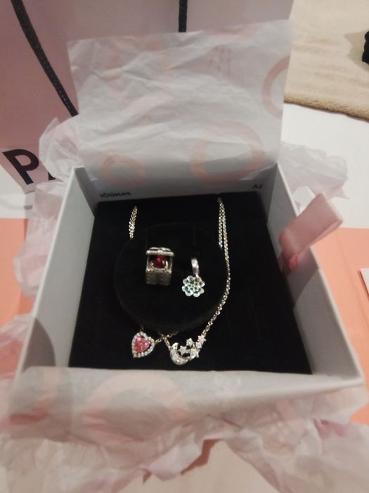 2 Colares Pandora, com 2 berloque