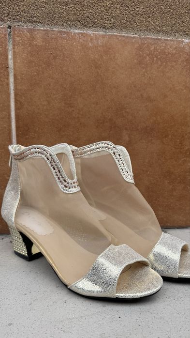 Продам босоножки