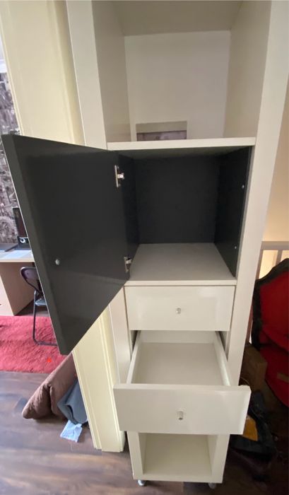 Móvel IKEA (Modelo Kallax) c/ Gavetas, Portas e Ganchos Laterais – Como Novo
