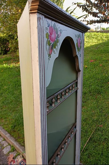 Móvel de canto em madeira com pintura artesanal,
Medidas:168/57/34cm
E