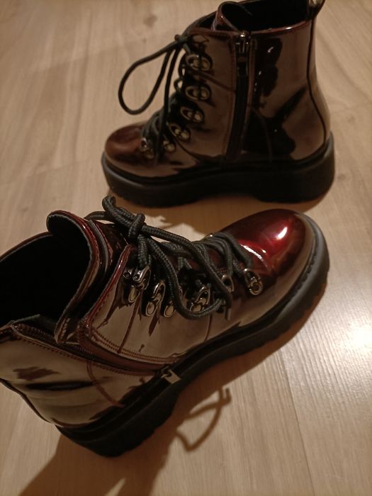 Botki lakierowane