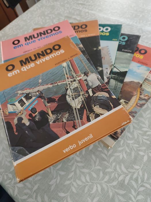 Livros antigos  O mundo em que vivemos