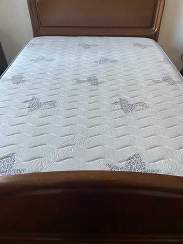 Cama de casal em madeira maciça com colchão