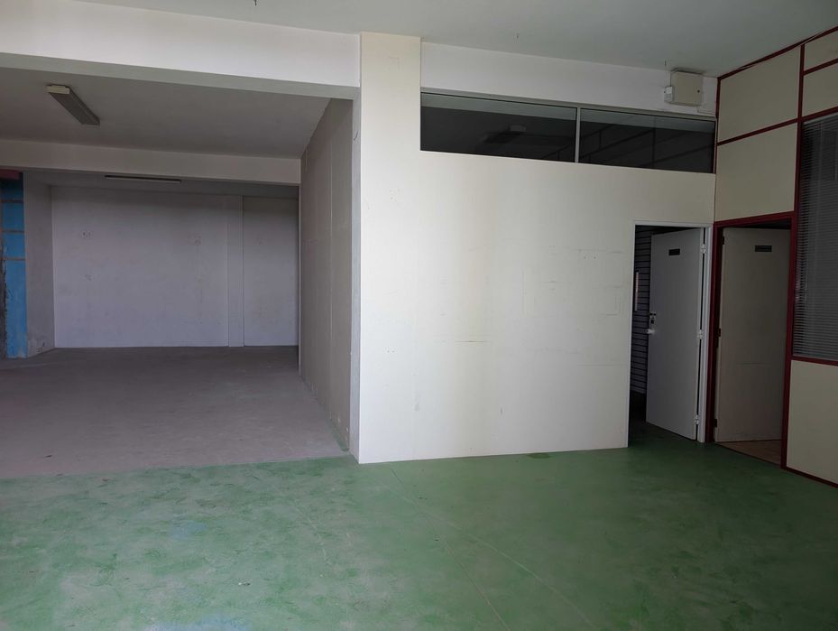 Garagem/Armazém com 121 m2, situado em Grijo.