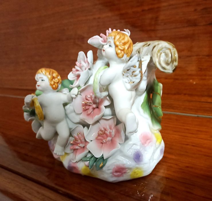 Фарфорова статуетка