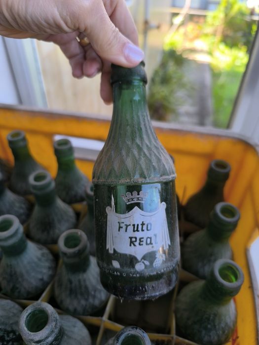 Grade de garrafas de sumo antigos