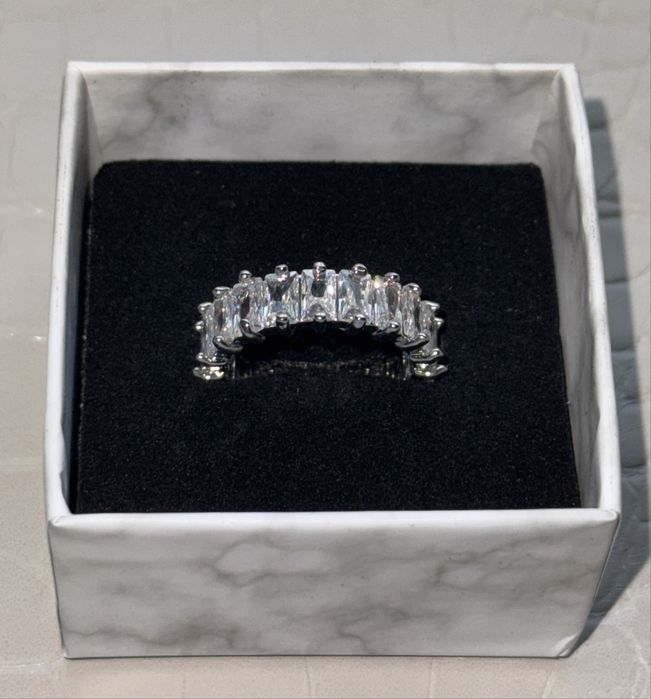 Nowy w pudełeczku srebrny pierścionek z cyrkoniami rozm.55 15 - 17,5mm