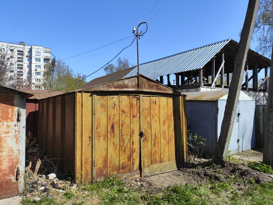 Гараж металевий у дворі будинку Марата 30а