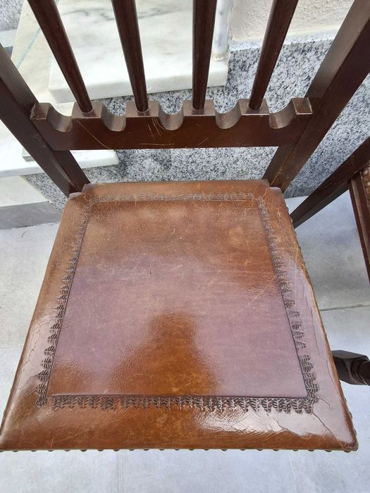 Cadeiras vintage de sala de jantar em madeira e pele trabalhada